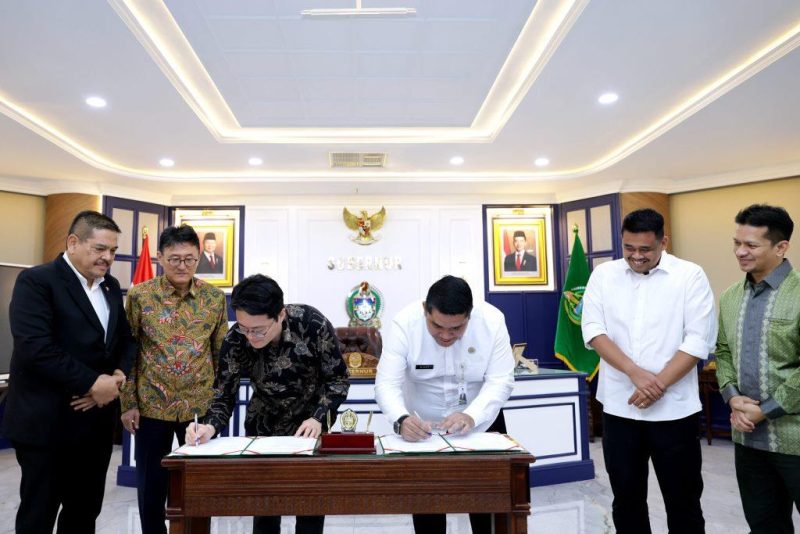 Penandatanganan nota kesepahaman (MoU) pengembangan sektor kesehatan antara Pemprov Sumut dan Pemerintah Korea Selatan yang disaksikan langsung oleh Gubernur Sumut Bobby Nasution dan Duta Besar Korsel untuk Indonesia Yoon Soongu di Kantor Gubernur Sumut, Medan, Selasa (8/9/2026) malam. Foto: Ist.