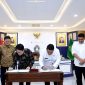Penandatanganan nota kesepahaman (MoU) pengembangan sektor kesehatan antara Pemprov Sumut dan Pemerintah Korea Selatan yang disaksikan langsung oleh Gubernur Sumut Bobby Nasution dan Duta Besar Korsel untuk Indonesia Yoon Soongu di Kantor Gubernur Sumut, Medan, Selasa (8/9/2026) malam. Foto: Ist.