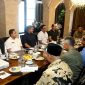 Gubernur Sumut Bobby Nasution bersama jajaran Pemprov Sumut menerima audiensi pengurus Ikatan Cendekiawan Karo di Mikie Holiday Resort, Berastagi, Rabu (2/9/2026). Foto: Ist.