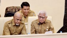 Wakil Gubernur Sumatera Utara Surya (kanan) saat menyampaikan pemaparan strategi penataan dan optimalisasi aset daerah guna mendongkrak PAD dalam Rapat Dengar Pendapat bersama Komisi II DPR RI di Jakarta, Selasa (15/9/2026). Foto: Ist.