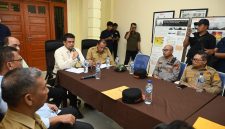 Gubernur Sumatera Utara Bobby Nasution memimpin rapat koordinasi penanganan darurat erupsi Gunung Sinabung di Pos Pengamatan PGA Sinabung, Kabupaten Karo, Selasa (1/9/2026). Foto: Ist.