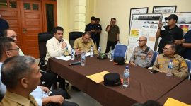 Gubernur Sumatera Utara Bobby Nasution memimpin rapat koordinasi penanganan darurat erupsi Gunung Sinabung di Pos Pengamatan PGA Sinabung, Kabupaten Karo, Selasa (1/9/2026). Foto: Ist.