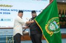 Gubernur Sumut Bobby Nasution menyerahkan pataka bendera Sumatera Utara secara simbolis kepada Ketua Kafilah MTQ Sumut M. Yasir Tanjung pada acara pelepasan kontingen MTQ Nasional ke-31 di Aula Tengku Rizal Nurdin, Medan, Selasa (8/9/2026). Foto: Ist.