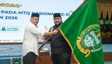 Gubernur Sumut Bobby Nasution menyerahkan pataka bendera Sumatera Utara secara simbolis kepada Ketua Kafilah MTQ Sumut M. Yasir Tanjung pada acara pelepasan kontingen MTQ Nasional ke-31 di Aula Tengku Rizal Nurdin, Medan, Selasa (8/9/2026). Foto: Ist.