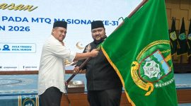 Gubernur Sumut Bobby Nasution menyerahkan pataka bendera Sumatera Utara secara simbolis kepada Ketua Kafilah MTQ Sumut M. Yasir Tanjung pada acara pelepasan kontingen MTQ Nasional ke-31 di Aula Tengku Rizal Nurdin, Medan, Selasa (8/9/2026). Foto: Ist.