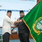 Gubernur Sumut Bobby Nasution menyerahkan pataka bendera Sumatera Utara secara simbolis kepada Ketua Kafilah MTQ Sumut M. Yasir Tanjung pada acara pelepasan kontingen MTQ Nasional ke-31 di Aula Tengku Rizal Nurdin, Medan, Selasa (8/9/2026). Foto: Ist.