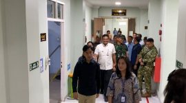 Wakil Presiden Gibran Rakabuming Raka didampingi Gubernur Sumatera Utara Bobby Afif Nasution meninjau ruang perawatan korban dugaan keracunan program Makan Bergizi Gratis di Rumah Sakit Efarina Etaham, Kabupaten Karo, Jumat (11/9/2026). Foto: Ist.