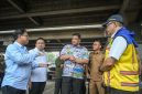 Gubernur Sumut Bobby Nasution meninjau titik rawan banjir di bawah kolong Tol Belmera, Jalan Letda Sujono, guna membahas skema kolaborasi penanganan banjir dan pembangunan kolam retensi bersama Pemko Medan serta Kementerian PU. Foto: Ist.