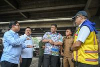 Gubernur Sumut Bobby Nasution meninjau titik rawan banjir di bawah kolong Tol Belmera, Jalan Letda Sujono, guna membahas skema kolaborasi penanganan banjir dan pembangunan kolam retensi bersama Pemko Medan serta Kementerian PU. Foto: Ist.