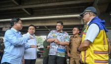 Gubernur Sumut Bobby Nasution meninjau titik rawan banjir di bawah kolong Tol Belmera, Jalan Letda Sujono, guna membahas skema kolaborasi penanganan banjir dan pembangunan kolam retensi bersama Pemko Medan serta Kementerian PU. Foto: Ist.