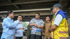 Gubernur Sumut Bobby Nasution meninjau titik rawan banjir di bawah kolong Tol Belmera, Jalan Letda Sujono, guna membahas skema kolaborasi penanganan banjir dan pembangunan kolam retensi bersama Pemko Medan serta Kementerian PU. Foto: Ist.