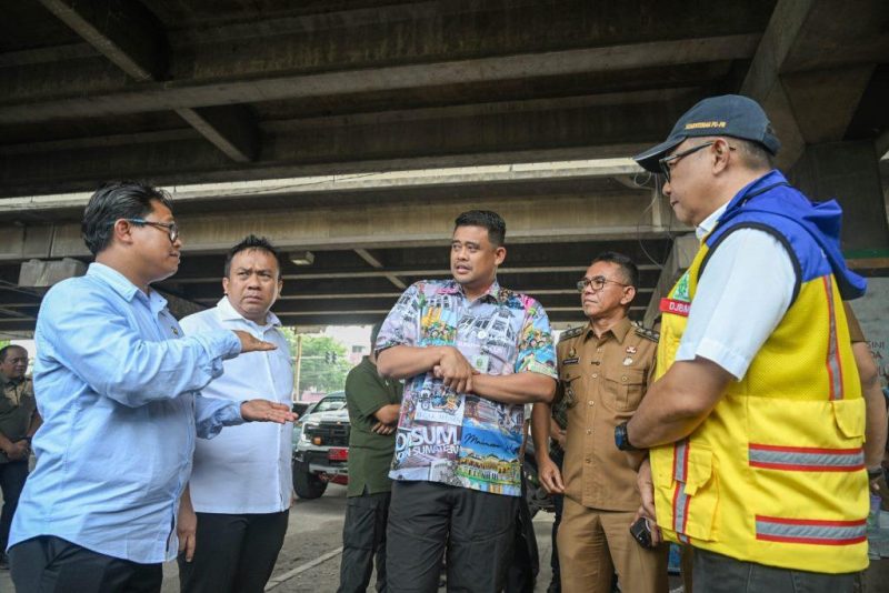 Gubernur Sumut Bobby Nasution meninjau titik rawan banjir di bawah kolong Tol Belmera, Jalan Letda Sujono, guna membahas skema kolaborasi penanganan banjir dan pembangunan kolam retensi bersama Pemko Medan serta Kementerian PU. Foto: Ist.