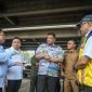 Gubernur Sumut Bobby Nasution meninjau titik rawan banjir di bawah kolong Tol Belmera, Jalan Letda Sujono, guna membahas skema kolaborasi penanganan banjir dan pembangunan kolam retensi bersama Pemko Medan serta Kementerian PU. Foto: Ist.