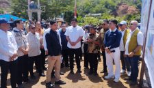 Wakil Presiden Gibran Rakabuming Raka didampingi Gubernur Sumatera Utara Muhammad Bobby Afif Nasution meninjau kawasan hunian tetap di Parombunan, Sibolga, Jumat (4/9/2026). Foto: Ist.