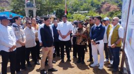Wakil Presiden Gibran Rakabuming Raka didampingi Gubernur Sumatera Utara Muhammad Bobby Afif Nasution meninjau kawasan hunian tetap di Parombunan, Sibolga, Jumat (4/9/2026). Foto: Ist.