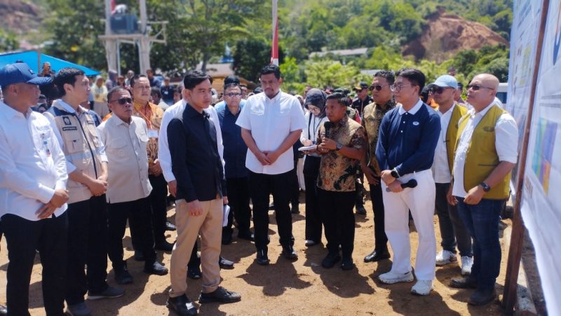 Wakil Presiden Gibran Rakabuming Raka didampingi Gubernur Sumatera Utara Muhammad Bobby Afif Nasution meninjau kawasan hunian tetap di Parombunan, Sibolga, Jumat (4/9/2026). Foto: Ist.