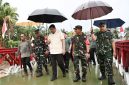 Gubernur Sumatera Utara Muhammad Bobby Afif Nasution didampingi jajaran TNI dan pejabat daerah meninjau Jembatan Bailey Parjalihotan yang baru saja diresmikan di Desa Parjalihotan, Kecamatan Pinangsori, Tapanuli Tengah, Kamis (3/9/2026). Foto: Ist.
