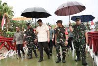 Gubernur Sumatera Utara Muhammad Bobby Afif Nasution didampingi jajaran TNI dan pejabat daerah meninjau Jembatan Bailey Parjalihotan yang baru saja diresmikan di Desa Parjalihotan, Kecamatan Pinangsori, Tapanuli Tengah, Kamis (3/9/2026). Foto: Ist.