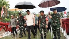 Gubernur Sumatera Utara Muhammad Bobby Afif Nasution didampingi jajaran TNI dan pejabat daerah meninjau Jembatan Bailey Parjalihotan yang baru saja diresmikan di Desa Parjalihotan, Kecamatan Pinangsori, Tapanuli Tengah, Kamis (3/9/2026). Foto: Ist.
