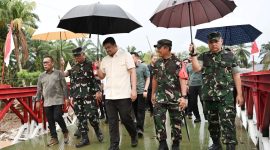 Gubernur Sumatera Utara Muhammad Bobby Afif Nasution didampingi jajaran TNI dan pejabat daerah meninjau Jembatan Bailey Parjalihotan yang baru saja diresmikan di Desa Parjalihotan, Kecamatan Pinangsori, Tapanuli Tengah, Kamis (3/9/2026). Foto: Ist.