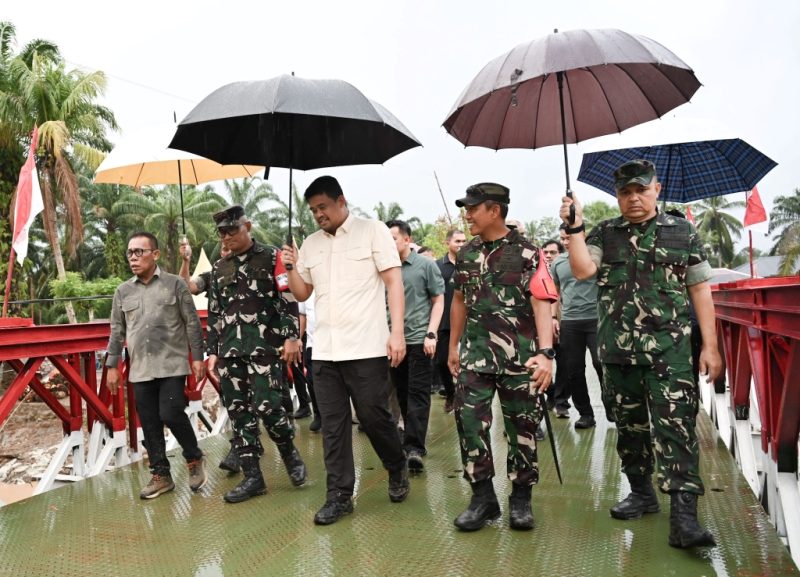 Gubernur Sumatera Utara Muhammad Bobby Afif Nasution didampingi jajaran TNI dan pejabat daerah meninjau Jembatan Bailey Parjalihotan yang baru saja diresmikan di Desa Parjalihotan, Kecamatan Pinangsori, Tapanuli Tengah, Kamis (3/9/2026). Foto: Ist.