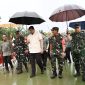 Gubernur Sumatera Utara Muhammad Bobby Afif Nasution didampingi jajaran TNI dan pejabat daerah meninjau Jembatan Bailey Parjalihotan yang baru saja diresmikan di Desa Parjalihotan, Kecamatan Pinangsori, Tapanuli Tengah, Kamis (3/9/2026). Foto: Ist.