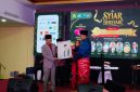 Ketua PW ISMI Sumut Prof DR Nispul Khoiri MAg (kanan) saat malam penganugerahan Gelar Maestro Komposer Melayu Ahmad Baqi di Medan. Foto: ist