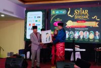 Ketua PW ISMI Sumut Prof DR Nispul Khoiri MAg (kanan) saat malam penganugerahan Gelar Maestro Komposer Melayu Ahmad Baqi di Medan. Foto: ist