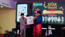 Ketua PW ISMI Sumut Prof DR Nispul Khoiri MAg (kanan) saat malam penganugerahan Gelar Maestro Komposer Melayu Ahmad Baqi di Medan. Foto: ist
