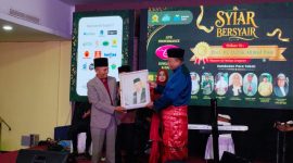 Ketua PW ISMI Sumut Prof DR Nispul Khoiri MAg (kanan) saat malam penganugerahan Gelar Maestro Komposer Melayu Ahmad Baqi di Medan. Foto: ist