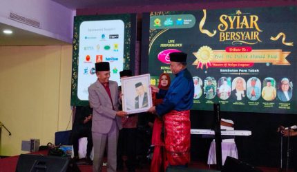 Ketua PW ISMI Sumut Prof DR Nispul Khoiri MAg (kanan) saat malam penganugerahan Gelar Maestro Komposer Melayu Ahmad Baqi di Medan. Foto: ist
