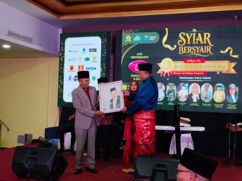 Ketua PW ISMI Sumut Prof DR Nispul Khoiri MAg (kanan) saat malam penganugerahan Gelar Maestro Komposer Melayu Ahmad Baqi di Medan. Foto: ist