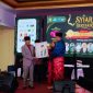 Ketua PW ISMI Sumut Prof DR Nispul Khoiri MAg (kanan) saat malam penganugerahan Gelar Maestro Komposer Melayu Ahmad Baqi di Medan. Foto: ist