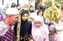Supanji Harahap bersama istrinya Satinem Siregar saat menggiring putrinya Lela Surya Fitri Harahap dalam prosesi nemu tradisi pengantin Jawa, Kamis (24/9), di Dusun Sinarjaya, Binangadua, Silangkitang, Labusel. Foto| maruli siregar