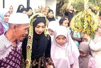 Supanji Harahap bersama istrinya Satinem Siregar saat menggiring putrinya Lela Surya Fitri Harahap dalam prosesi nemu tradisi pengantin Jawa, Kamis (24/9), di Dusun Sinarjaya, Binangadua, Silangkitang, Labusel. Foto| maruli siregar