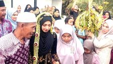 Supanji Harahap bersama istrinya Satinem Siregar saat menggiring putrinya Lela Surya Fitri Harahap dalam prosesi nemu tradisi pengantin Jawa, Kamis (24/9), di Dusun Sinarjaya, Binangadua, Silangkitang, Labusel. Foto| maruli siregar