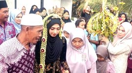 Supanji Harahap bersama istrinya Satinem Siregar saat menggiring putrinya Lela Surya Fitri Harahap dalam prosesi nemu tradisi pengantin Jawa, Kamis (24/9), di Dusun Sinarjaya, Binangadua, Silangkitang, Labusel. Foto| maruli siregar