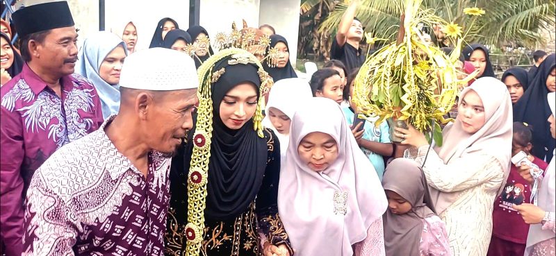 Supanji Harahap bersama istrinya Satinem Siregar saat menggiring putrinya Lela Surya Fitri Harahap dalam prosesi nemu tradisi pengantin Jawa, Kamis (24/9), di Dusun Sinarjaya, Binangadua, Silangkitang, Labusel. Foto| maruli siregar