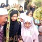 Supanji Harahap bersama istrinya Satinem Siregar saat menggiring putrinya Lela Surya Fitri Harahap dalam prosesi nemu tradisi pengantin Jawa, Kamis (24/9), di Dusun Sinarjaya, Binangadua, Silangkitang, Labusel. Foto| maruli siregar