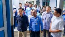 Wakil Presiden Gibran Rakabuming Raka didampingi Gubernur Sumatera Utara Muhammad Bobby Afif Nasution meninjau langsung kondisi ruang kelas SMA Negeri 1 Barus, Kabupaten Tapanuli Tengah, Jumat (4/9/2026). Foto: Ist.