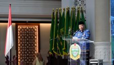 Pj Sekdaprov Sumut Timur Tumanggor memberi sambutan pada kegiatan rekonstruksi dan rehabilitasi arsip ASN terdampak bencana di Aula Raja Inal Siregar, Kantor Gubernur Sumut, Medan, Selasa (29/9/2026). Foto: Ist.