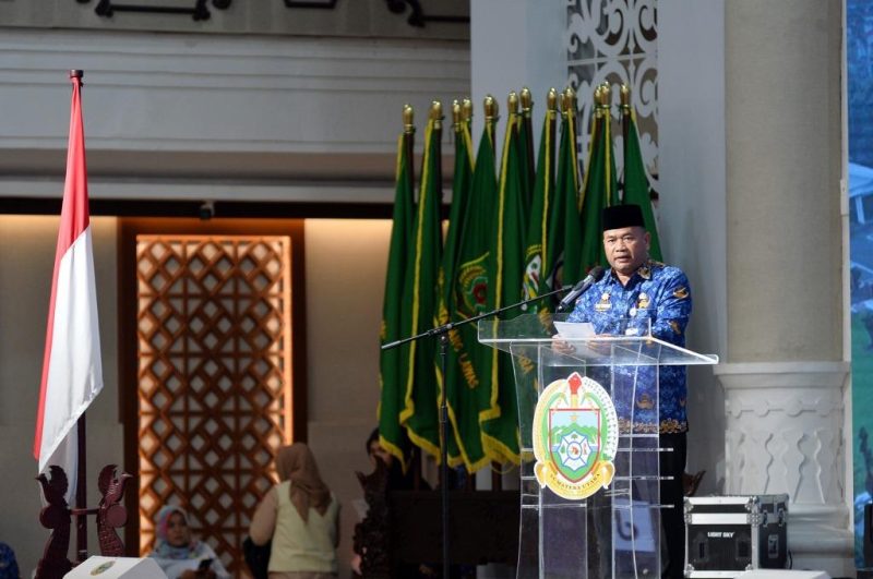 Pj Sekdaprov Sumut Timur Tumanggor memberi sambutan pada kegiatan rekonstruksi dan rehabilitasi arsip ASN terdampak bencana di Aula Raja Inal Siregar, Kantor Gubernur Sumut, Medan, Selasa (29/9/2026). Foto: Ist.
