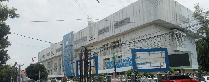 Gedung Kantor Dinas Pendidikan Provinsi Sumatera Utara. Proyek rehabilitasi Gedung A senilai Rp2,7 miliar dinyatakan gagal lelang pada Rabu (23/9/2026), setelah syarat subklasifikasi yang dinilai tidak lazim menyebabkan 11 dari 12 peserta mundur dan peserta tunggal gugur saat evaluasi. Foto: Ist.