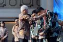 Wakil Gubernur Sumut Surya memberikan penghargaan kepada peserta terbaik saat penutupan Pelatihan Kepemimpinan Nasional Tingkat II Angkatan XII di Aula Raja Inal Siregar, Medan, Jumat (25/9/2026). Foto: Ist.