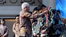 Wakil Gubernur Sumut Surya memberikan penghargaan kepada peserta terbaik saat penutupan Pelatihan Kepemimpinan Nasional Tingkat II Angkatan XII di Aula Raja Inal Siregar, Medan, Jumat (25/9/2026). Foto: Ist.