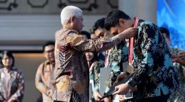 Wakil Gubernur Sumut Surya memberikan penghargaan kepada peserta terbaik saat penutupan Pelatihan Kepemimpinan Nasional Tingkat II Angkatan XII di Aula Raja Inal Siregar, Medan, Jumat (25/9/2026). Foto: Ist.