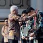Wakil Gubernur Sumut Surya memberikan penghargaan kepada peserta terbaik saat penutupan Pelatihan Kepemimpinan Nasional Tingkat II Angkatan XII di Aula Raja Inal Siregar, Medan, Jumat (25/9/2026). Foto: Ist.