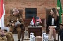Wakil Gubernur Sumatera Utara Surya (kiri) berbincang dengan Konsul Amerika Serikat untuk Sumatera Lisa Podolny dalam pertemuan resmi di Anjungan Lantai 9 Kantor Gubernur Sumut, Medan, Senin (21/9/2026). Foto: Ist.