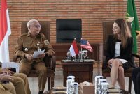 Wakil Gubernur Sumatera Utara Surya (kiri) berbincang dengan Konsul Amerika Serikat untuk Sumatera Lisa Podolny dalam pertemuan resmi di Anjungan Lantai 9 Kantor Gubernur Sumut, Medan, Senin (21/9/2026). Foto: Ist.