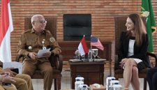 Wakil Gubernur Sumatera Utara Surya (kiri) berbincang dengan Konsul Amerika Serikat untuk Sumatera Lisa Podolny dalam pertemuan resmi di Anjungan Lantai 9 Kantor Gubernur Sumut, Medan, Senin (21/9/2026). Foto: Ist.